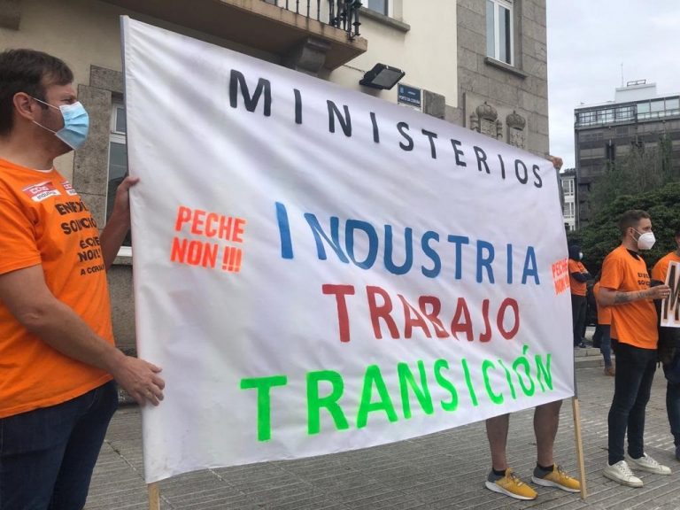 Trabajadores de Alu Ibérica en A Coruña secundan una nueva protesta para reclamar una salida industrial