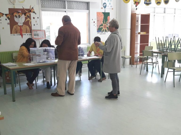 Todos los colegios electorales gallegos cumplen ya el protocolo sanitario, tras reubicar 125 centros