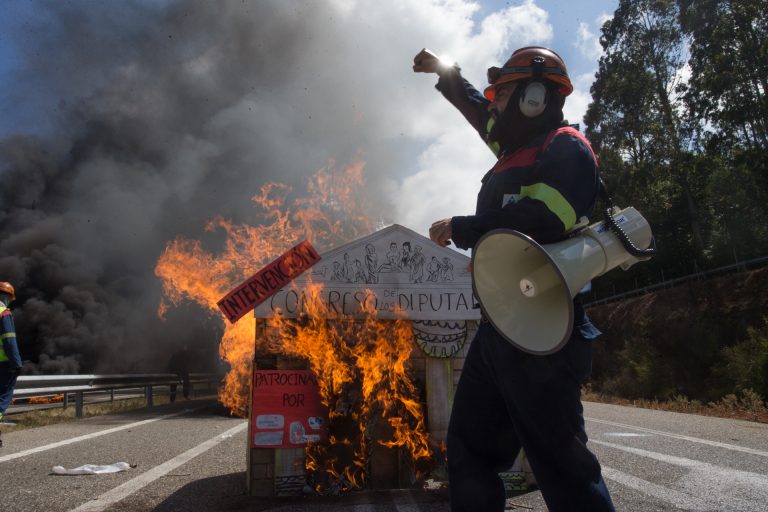 Los trabajadores de Alcoa vuelven a cortar la A-8 y queman una réplica del Congreso