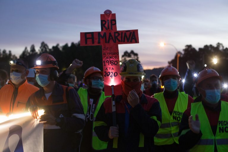 Una multitudinaria marcha nocturna clama en San Cibrao (Lugo) contra los despidos de Alcoa