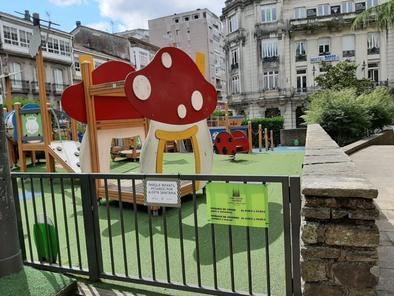 Altos costes de adaptación y falta de tiempo mantienen cerrados buena parte de los parques infantiles gallegos