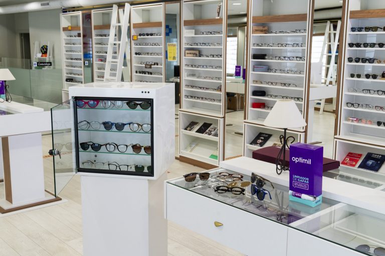 Dos empresas gallegas crean una máquina para la desinfección con ozono de gafas en ópticas