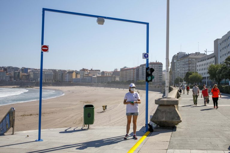 El Ayuntamiento de A Coruña cierra temporalmente los accesos a las playas al superarse la capacidad