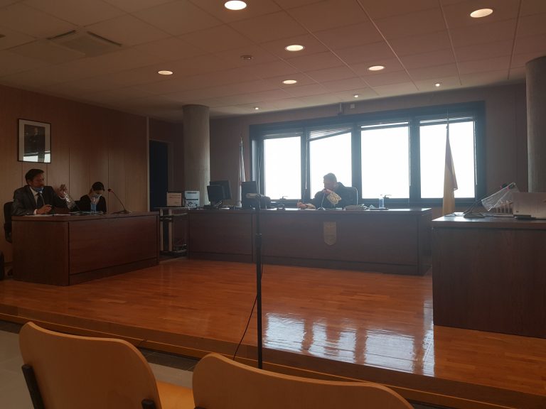 Un docente lleva a juicio a la Xunta para obtener una resolución sobre el uso del castellano en comunicaciones internas