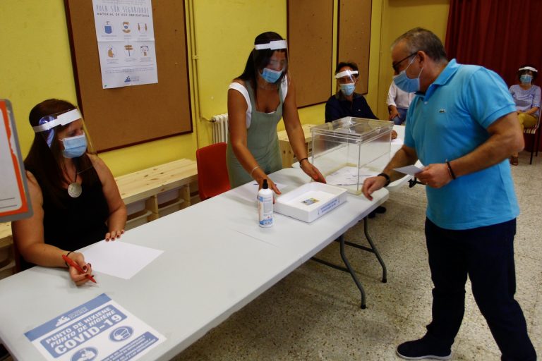 Un colegio electoral de Marín acoge un ensayo sobre el desarrollo de los comicios autonómicos