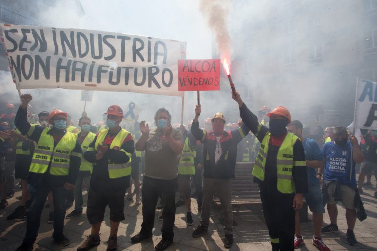 Más de 1.000 personas protestan ante la Subdelegación del Gobierno en Lugo contra el inicio del proceso del ERE de Alcoa