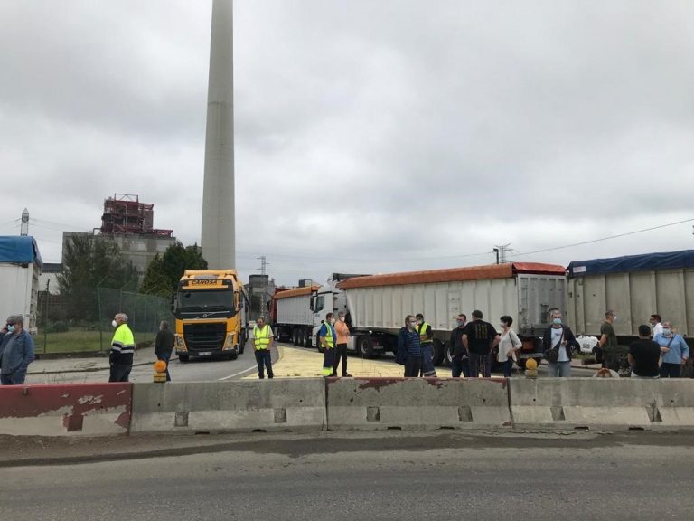 Bloquean el acceso a la central térmica de Endesa en As Pontes  para impedir la salida de algunas piezas