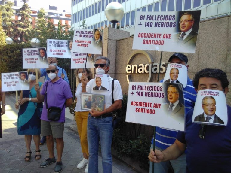 Una docena de víctimas del Alvia clama ante Enagás contra la «afrenta» del nombramiento de José Blanco