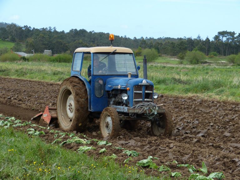 La Xunta activa una campaña para promover el uso seguro del tractor en el sector agrario y forestal