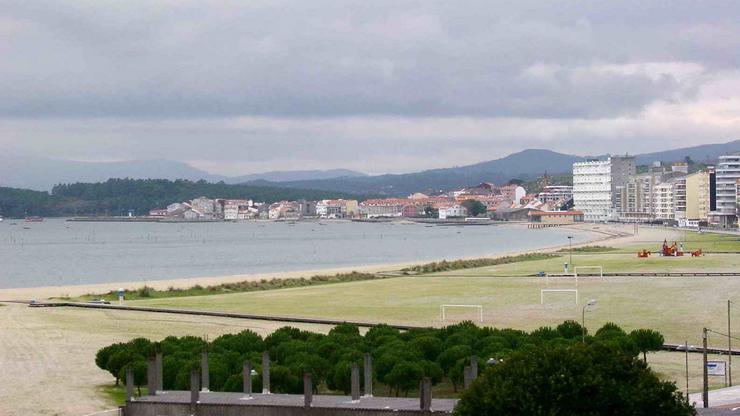 La playa de Vilagarcía vuelve a ser apta para el baño