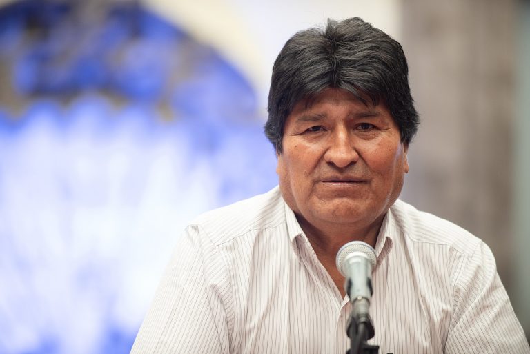 Pontón traslada su apoyo a la lucha indígena de Evo Morales, quien defiende la teoría de la conspiración sobre el origen del coronavirus