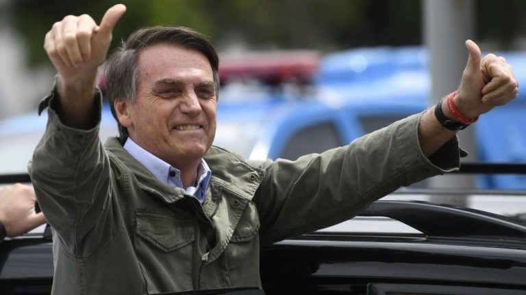 Gallegos en Brasil: » Bolsonaro pasea a los contagiados en aviones en busca de camas disponibles»
