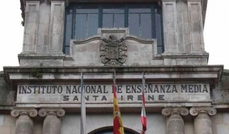 Xunta autoriza una propuesta de cubrición del escudo franquista del IES Santa Irene de Vigo mediante metacrilato