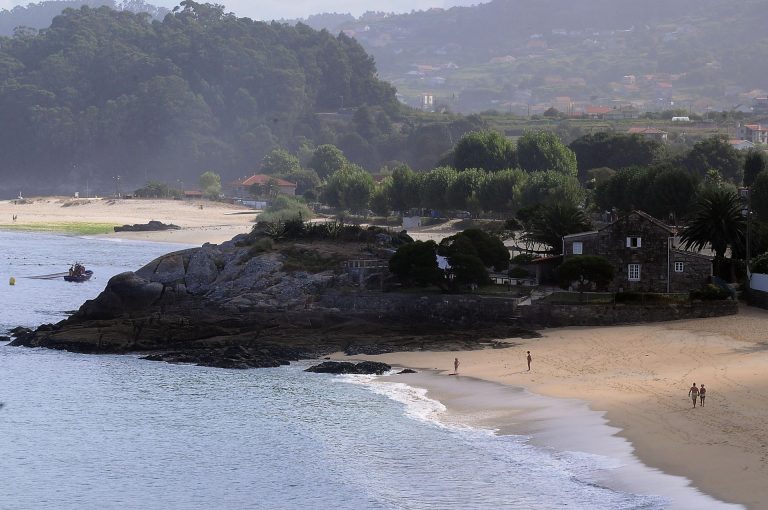 Muere un bañista de 88 años mientras nadaba en una playa de Bueu