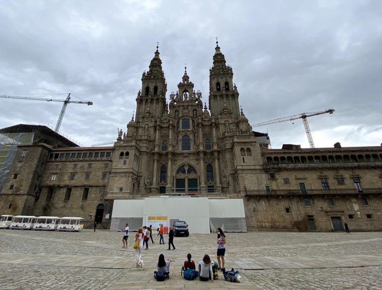Los primeros peregrinos llegan a Santiago: «Disfrutamos de la ciudad con calma»