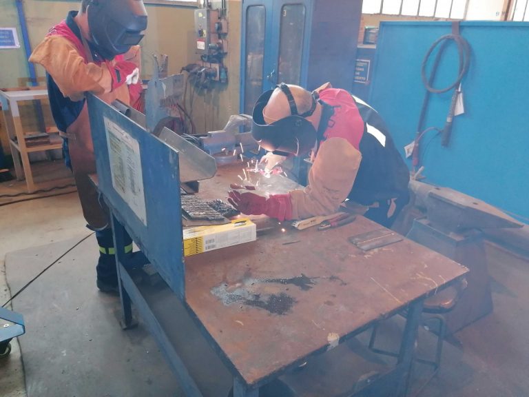 El comité de Alu Ibérica en A Coruña denuncia «cotizaciones de abril sin pagar» y la empresa lo niega