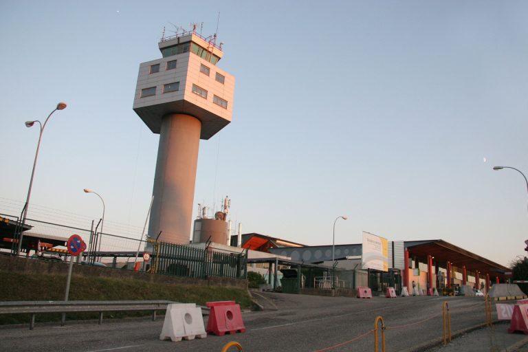 Aena adjudica por 100 millones el servicio de torres de control de 12 aeropuertos, entre ellos Alvedro y Peinador