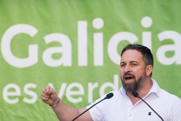 Abascal acusa a Feijóo de «ególatra» y advierte que «vigilará» que se garantice la libertad en Galicia