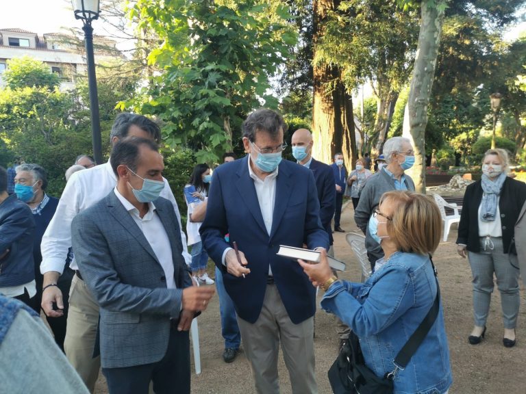 Rajoy pone en valor las siglas del PP, pues aunque los candidatos sean «magníficos» en solitario no hacen «nada»
