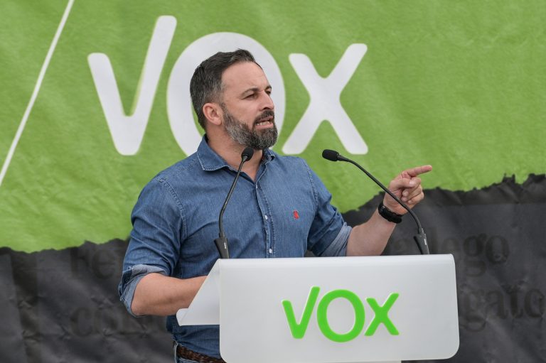 Centenares de personas reciben a Abascal al grito de «fascista» en A Coruña