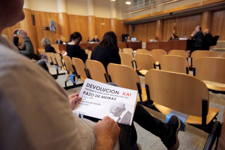 Más de medio centenar de personas se concentran en el inicio del juicio sobre Pazo de Meirás para reclamar su devolución