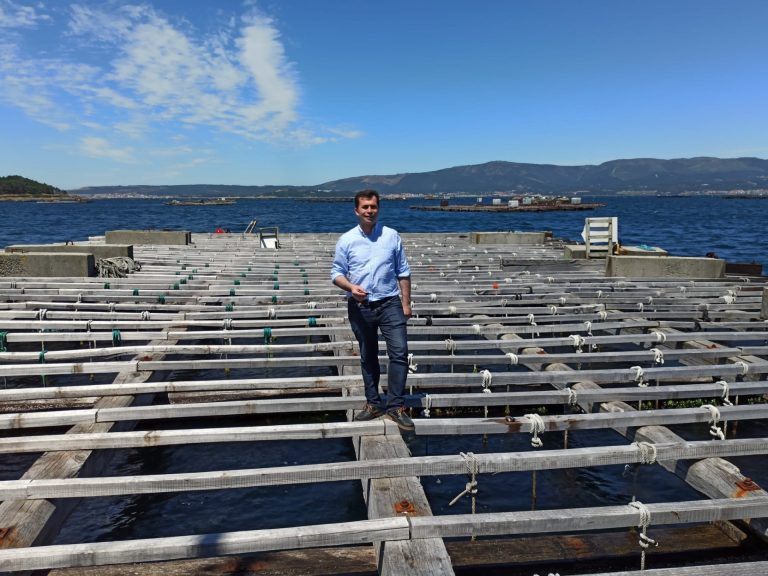 Gonzalo Caballero traslada desde una batea que el sector del mar tendrá «un aliado» con el PSdeG en el Gobierno