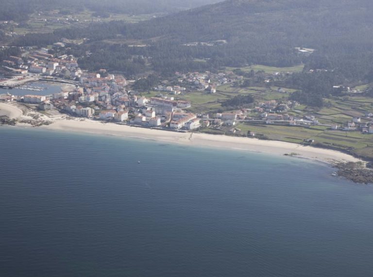 Sigue la búsqueda por aire, mar y tierra de dos desaparecidos tras volcar un kayak en Porto do Son (A Coruña)