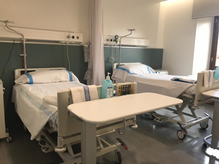 Satse denuncia el cierre de 7.000 camas de hospitales este verano pese al Covid, 400 de ellas en Galicia