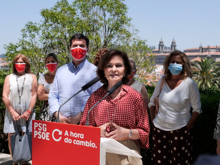 Carmen Calvo pide el apoyo a Gonzalo Caballero, el «único que abrocha la política gallega a la española»
