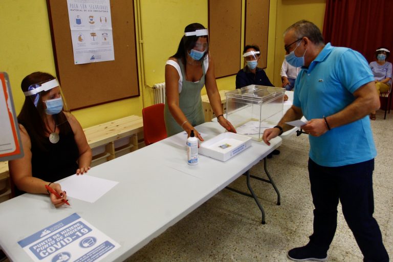 Casi 2,4 millones de mascarillas y más de 43.000 botes de gel para garantizar la salud el próximo domingo