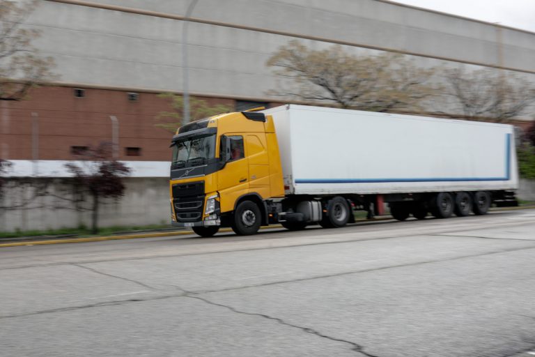 Vuelca un camión que transportaba detonadores en Quiroga, pero no hubo daños en la carga