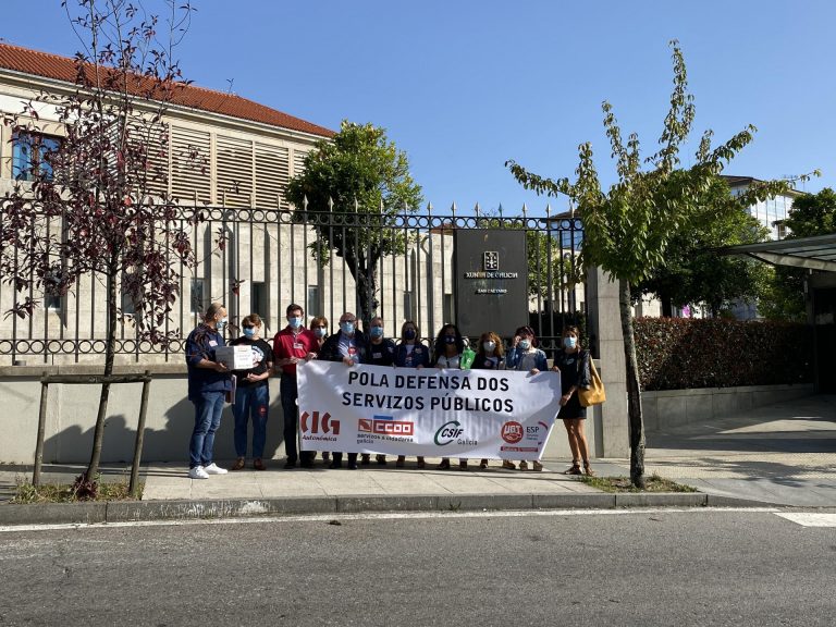 Personal de centros de Política Social entrega 2.500 firmas a la Xunta para pedir que «devuelva los derechos robados»