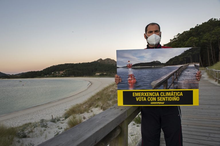 12J.- Una campaña de Greenpeace hace desaparecer las Cíes para simular la subida del mar y pide «votar en consecuencia»
