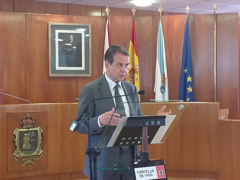 Abel Caballero felicita a Feijóo por el resultado, pero señala el «práctico empate» del PSdeG con el PPdeG en Vigo