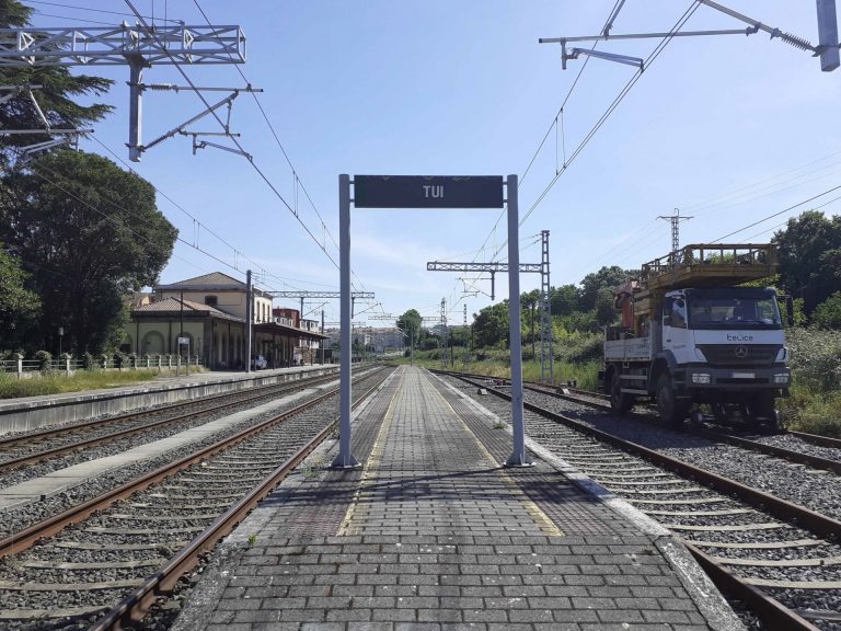 Adif electrifica la catenaria en el tramo que conecta Tui con la frontera portuguesa