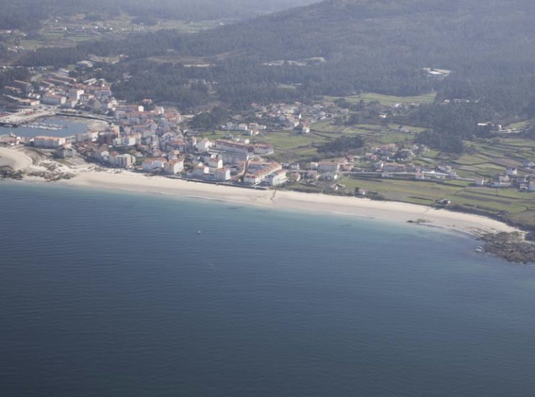 Sigue por tierra, mar y aire la búsqueda de dos desaparecidos tras volcar un kayak en Porto do Son hace 10 días