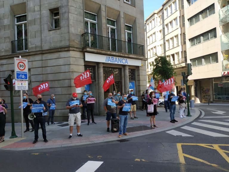 La CIG se concentra ante sucursales en Santiago para reclamar un convenio colectivo «digno» en bancos de antiguas cajas