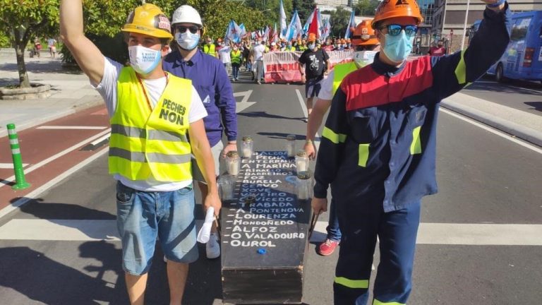 (AM) Alcoa.- Medio millar de personas claman por el futuro de la industria electrointensiva en las calles de A Coruña