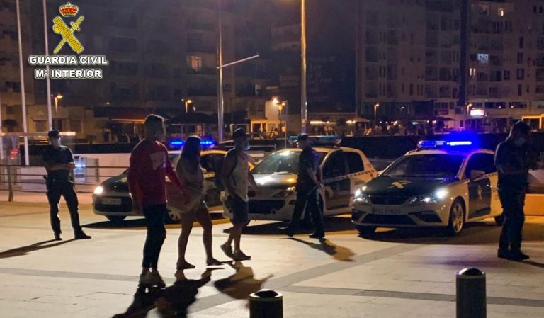 Denunciadas más de 200 personas por no usar mascarillas en un control nocturno en Sanxenxo y A Illa (Pontevedra)