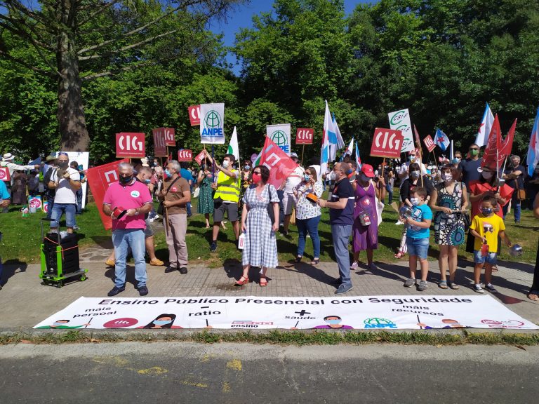 Centenares de profesores protestan con una cacerolada contra el protocolo para el próximo curso, que ven «temerario»