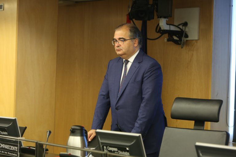 La CNMV multa a Banco Popular y a Ángel Ron por engañar sobre los sueldos de consejeros entre 2013 y 2015