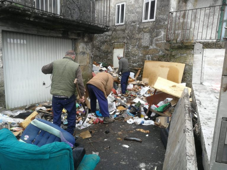 A Lama inicia acciones legales contra un vecino que «lleva meses sin recoger» enseres y basura depositados en la calle
