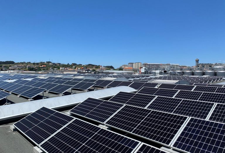 Estrella Galicia instala en su fábrica de A Coruña más de 977 paneles solares para producir y consumir su propia energía