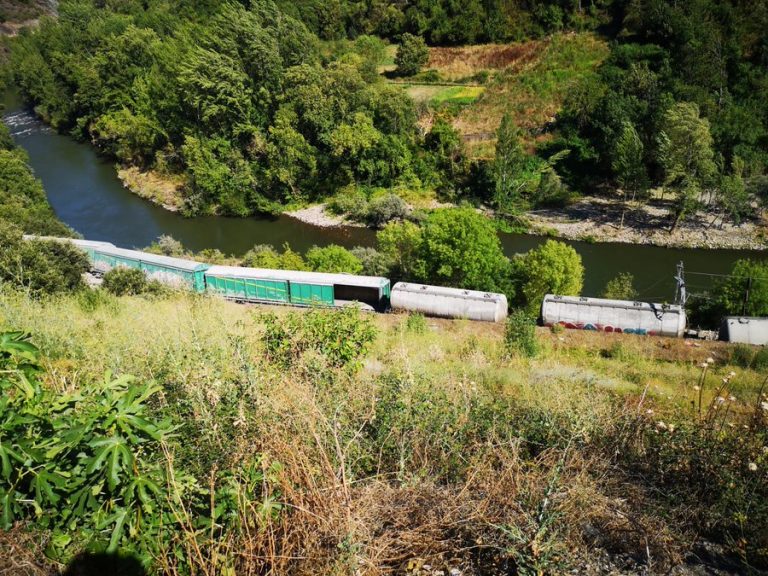 Restablecida la circulación ferroviaria A Coruña-Vigo tras el descarrilamiento de un tren en Pontevedra sin heridos