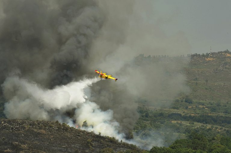 Activo un incendio forestal que afecta a más de 20 hectáreas en A Mezquita (Ourense)