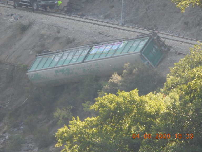 Adif corta el tráfico ferroviario para retirar los vagones caídos al cauce del Sil y otros dos que siguen en el lugar