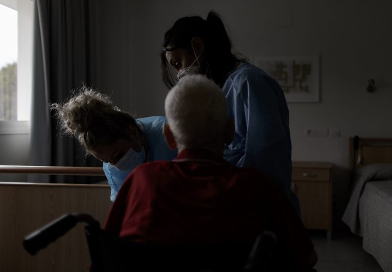 Satse denuncia que la media de pacientes mayores por cada enfermera supera los 100