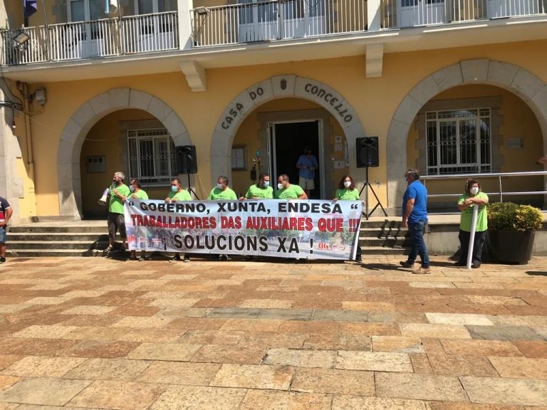 Operarios de auxiliares de Endesa en As Pontes se manifiestan ante el Ayuntamiento para demandar soluciones