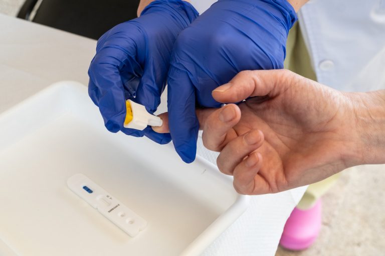 Detectado un nuevo brote en Ourense con tres casos tras una PCR preventiva a una joven