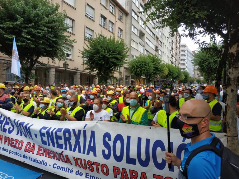 Trabajadores de Alcoa, ante el Parlamento: «Gobierno y Xunta deben de decirle a la empresa que se siente a negociar»